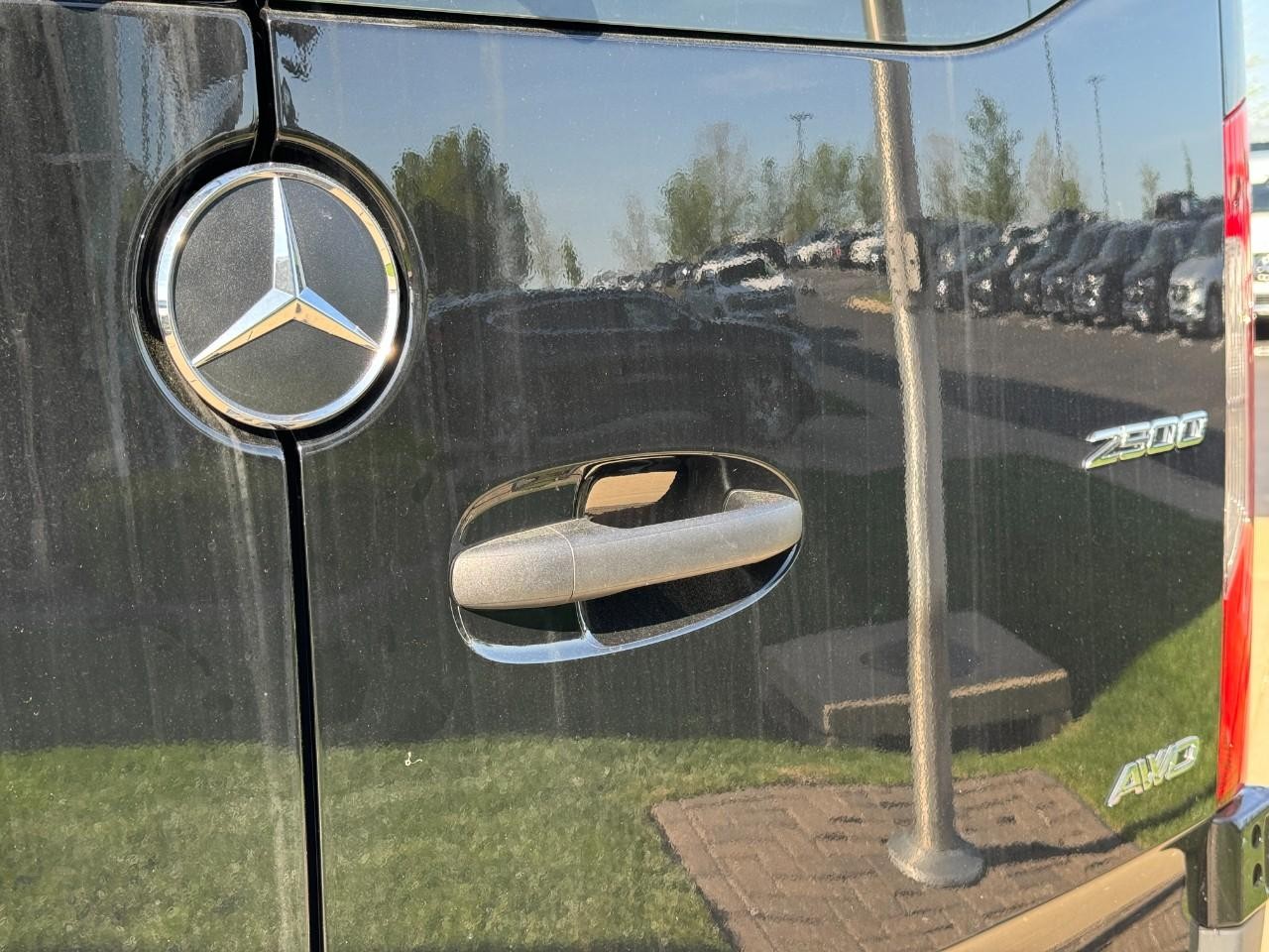 Mercedes-Benz Sprinter Van Vehicle Full-screen Gallery Image 11