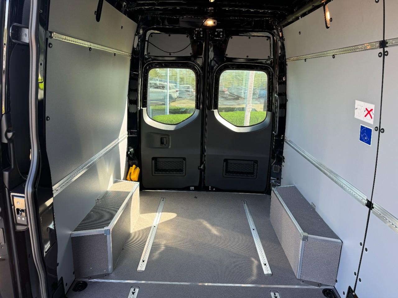 Mercedes-Benz Sprinter Van Vehicle Full-screen Gallery Image 15