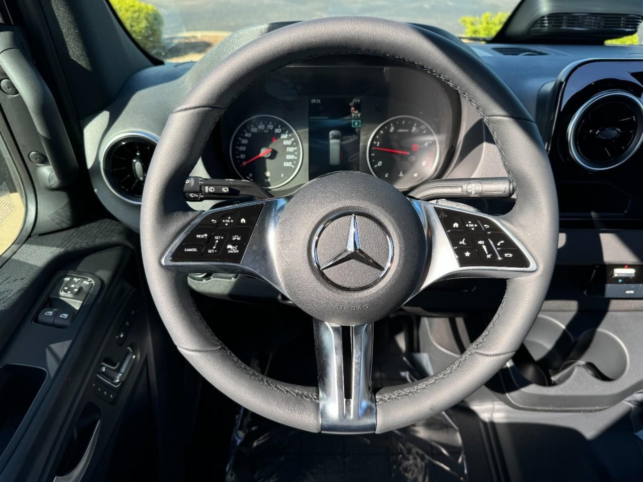 Mercedes-Benz Sprinter Van Vehicle Full-screen Gallery Image 17