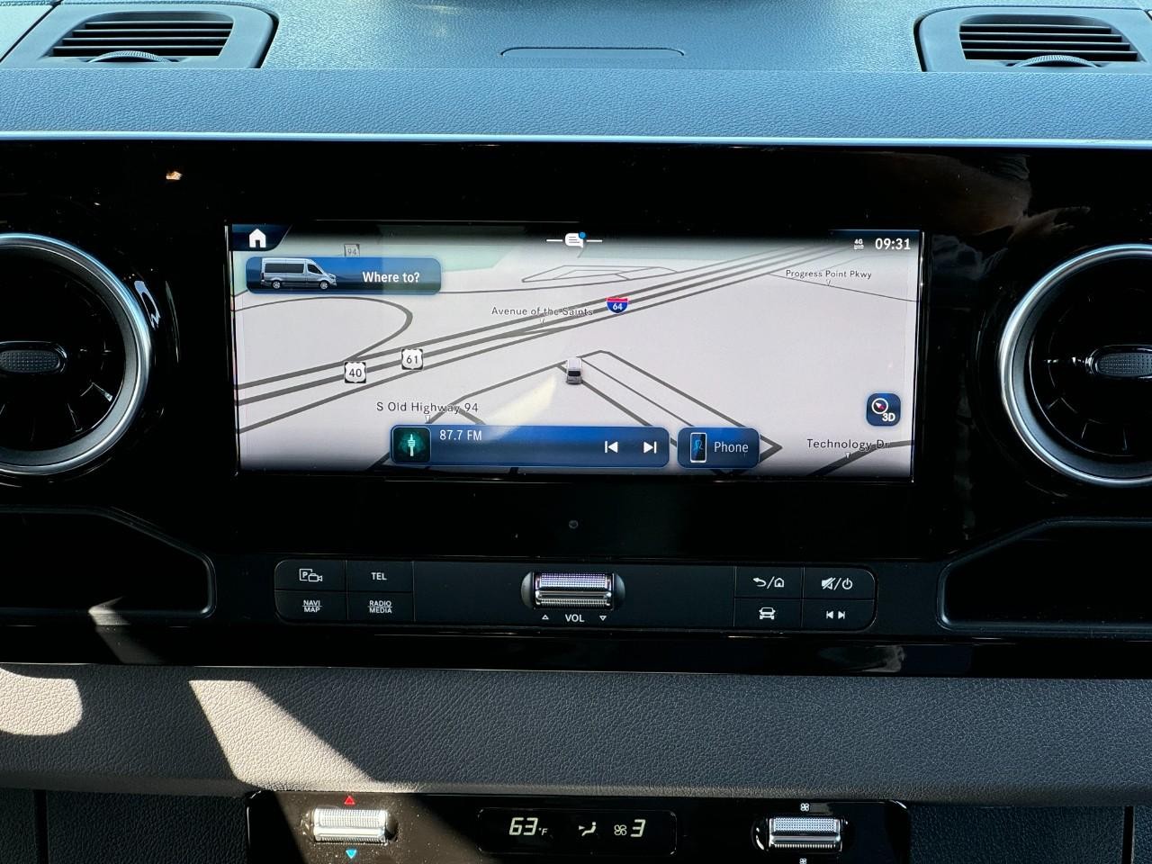 Mercedes-Benz Sprinter Van Vehicle Full-screen Gallery Image 18