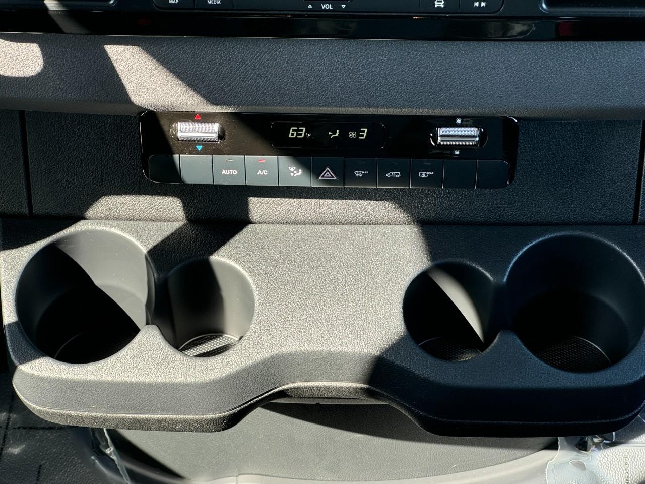 Mercedes-Benz Sprinter Van Vehicle Full-screen Gallery Image 19