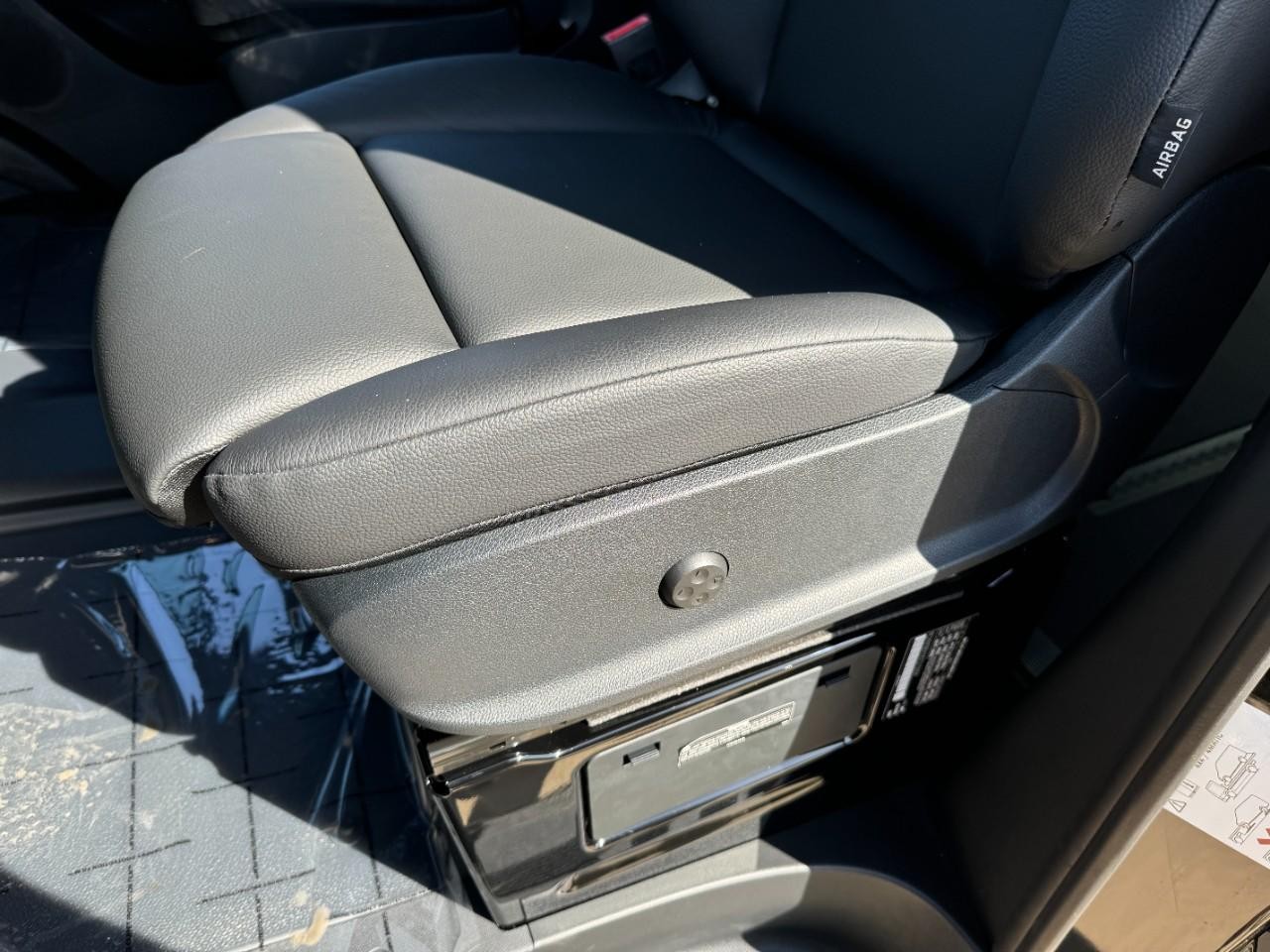 Mercedes-Benz Sprinter Van Vehicle Full-screen Gallery Image 27