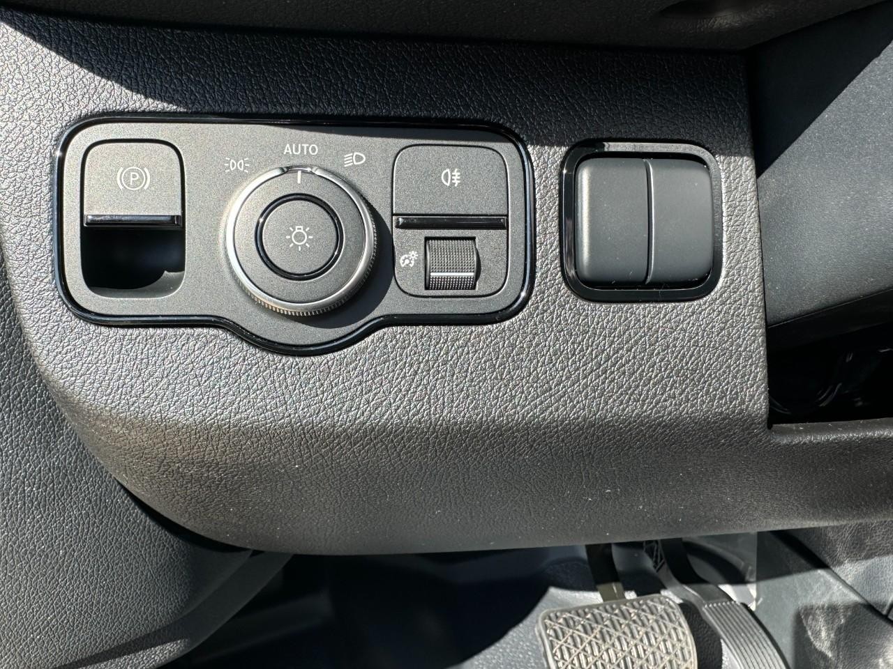 Mercedes-Benz Sprinter Van Vehicle Full-screen Gallery Image 28