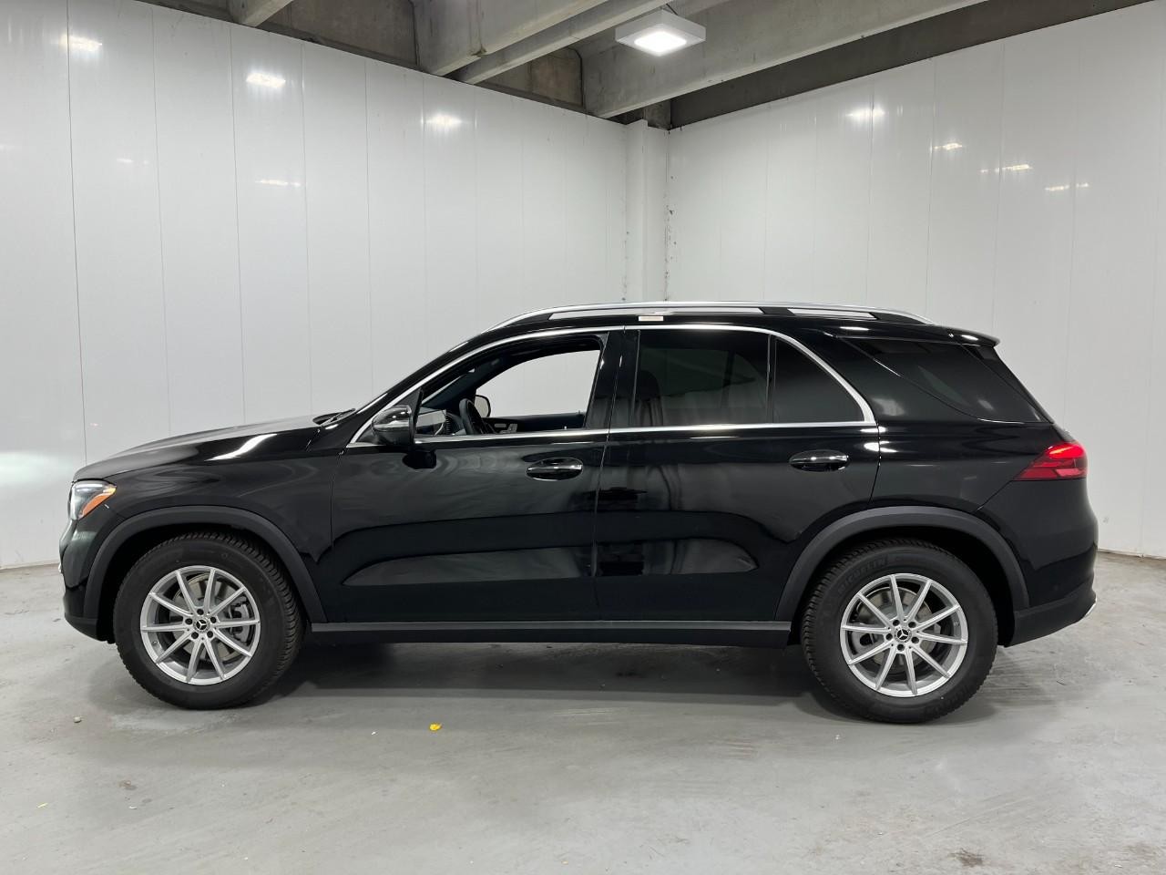 Mercedes-Benz GLE Vehicle Full-screen Gallery Image 2