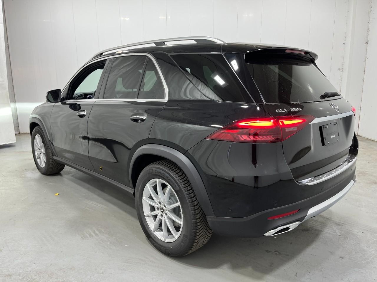 Mercedes-Benz GLE Vehicle Full-screen Gallery Image 3