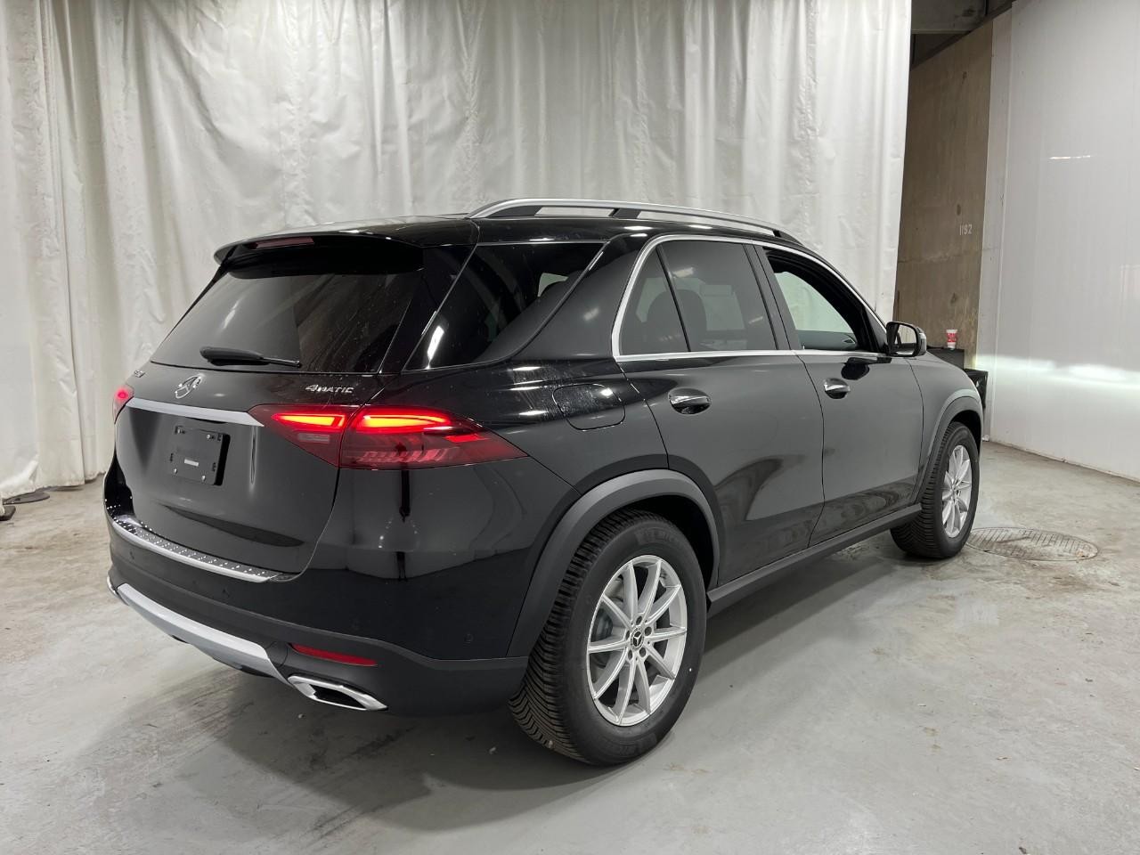 Mercedes-Benz GLE Vehicle Full-screen Gallery Image 4