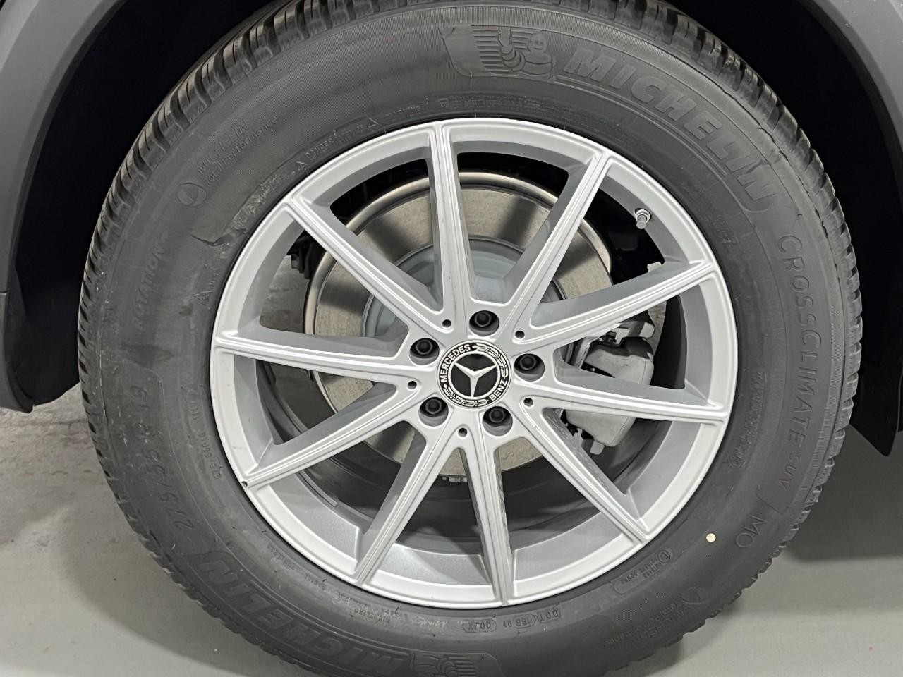 Mercedes-Benz GLE Vehicle Full-screen Gallery Image 5