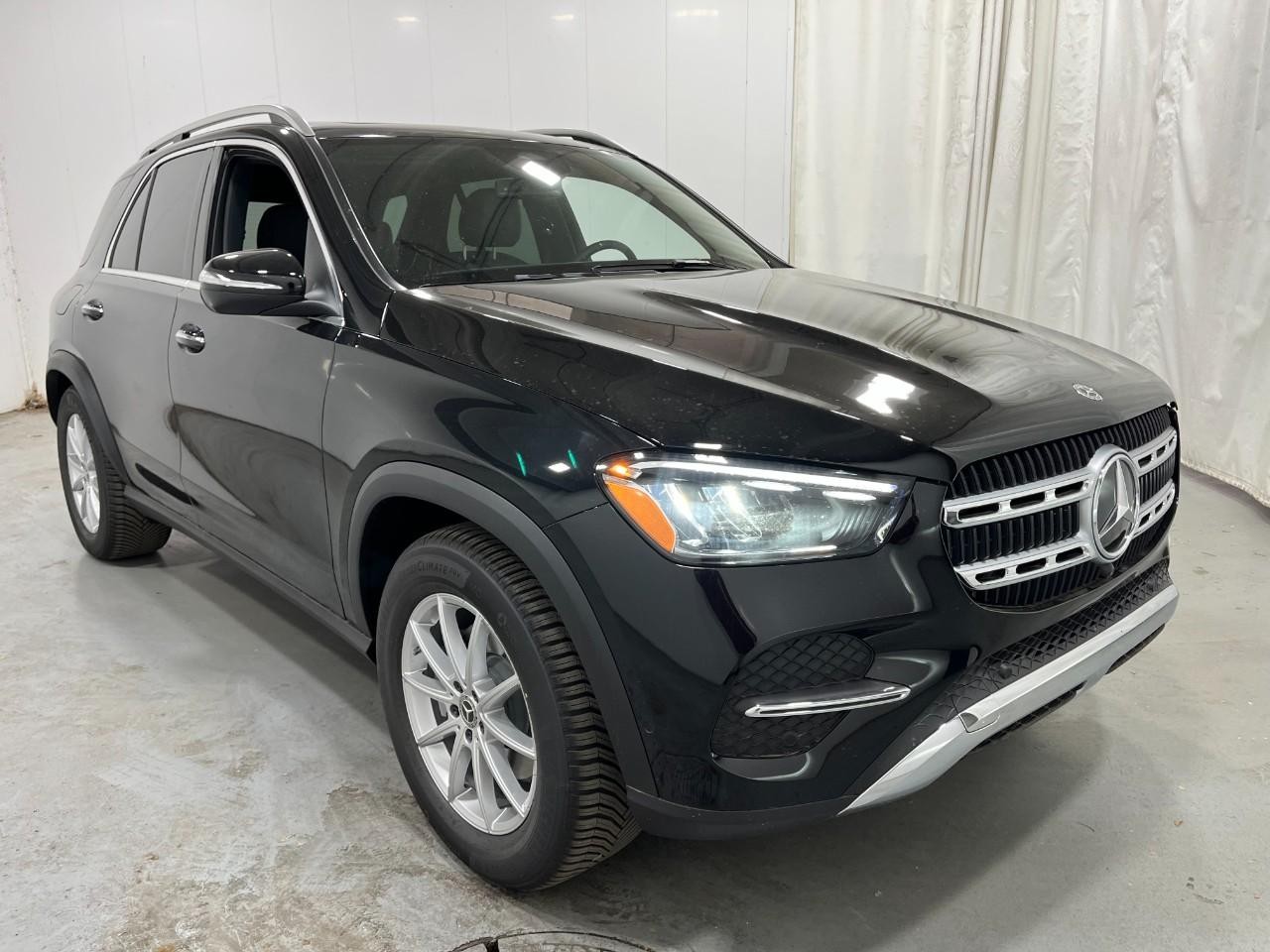 Mercedes-Benz GLE Vehicle Full-screen Gallery Image 6