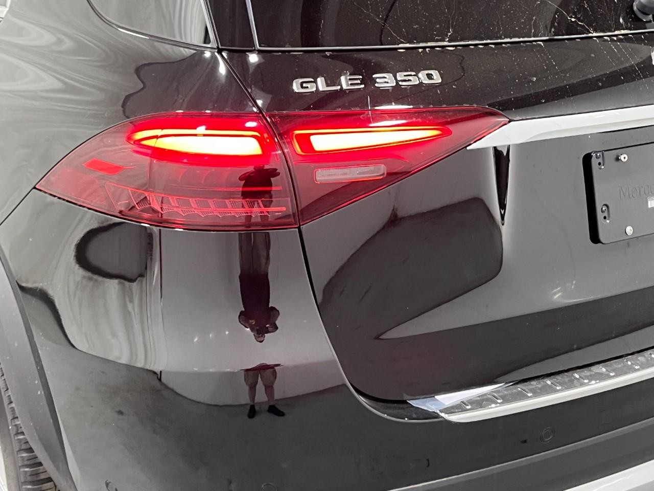 Mercedes-Benz GLE Vehicle Full-screen Gallery Image 11