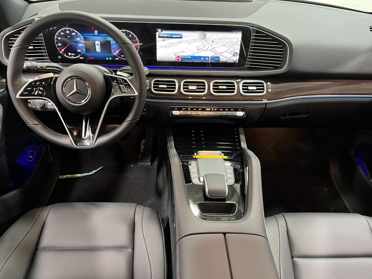 Mercedes-Benz GLE Vehicle Full-screen Gallery Image 14