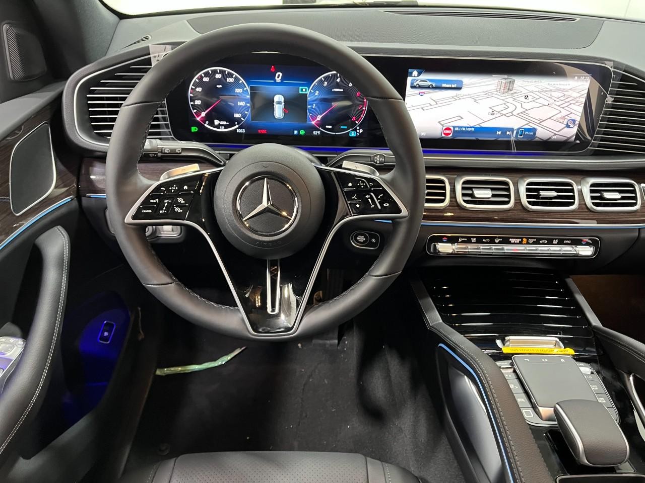 Mercedes-Benz GLE Vehicle Full-screen Gallery Image 15