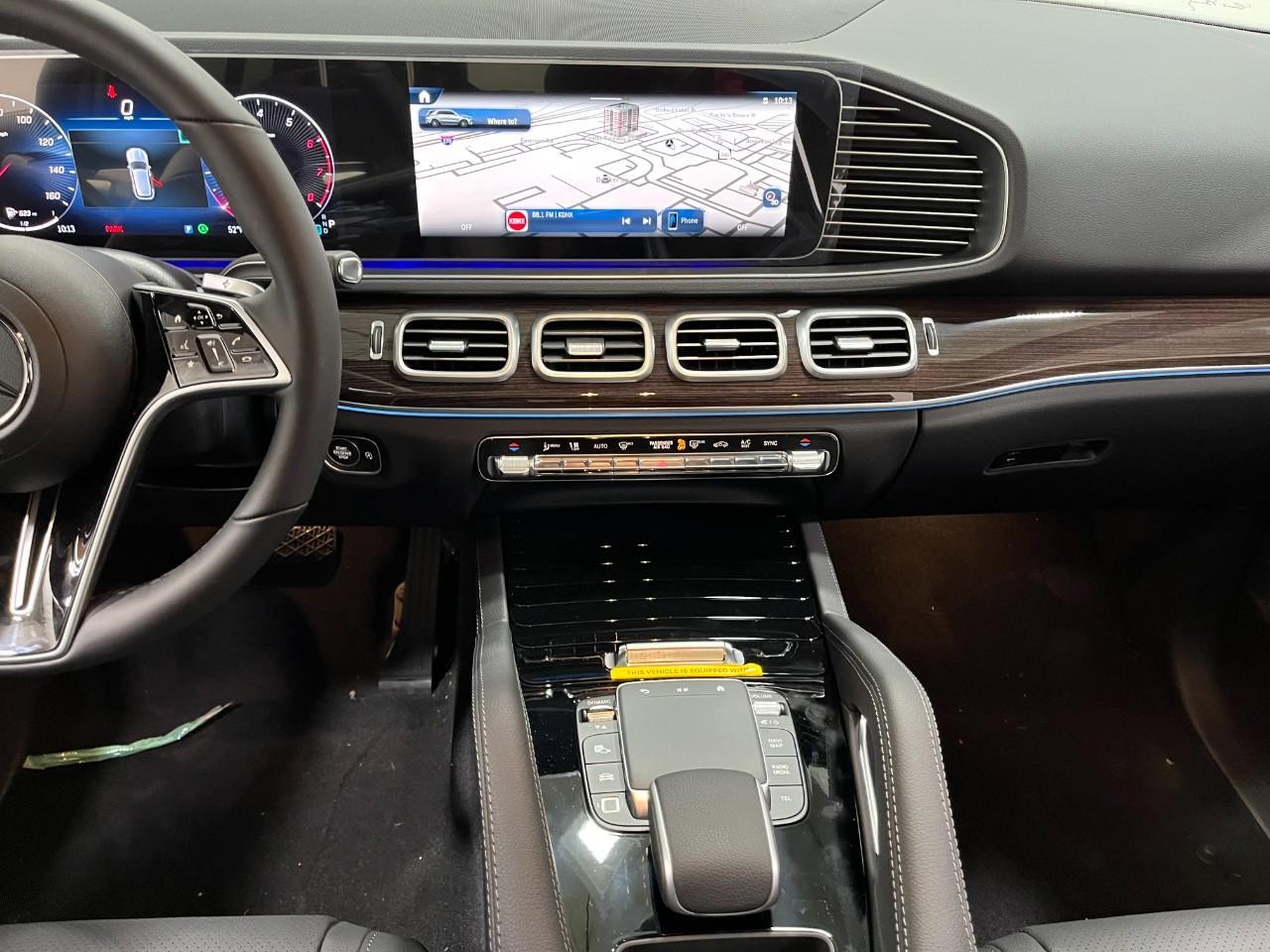 Mercedes-Benz GLE Vehicle Full-screen Gallery Image 16