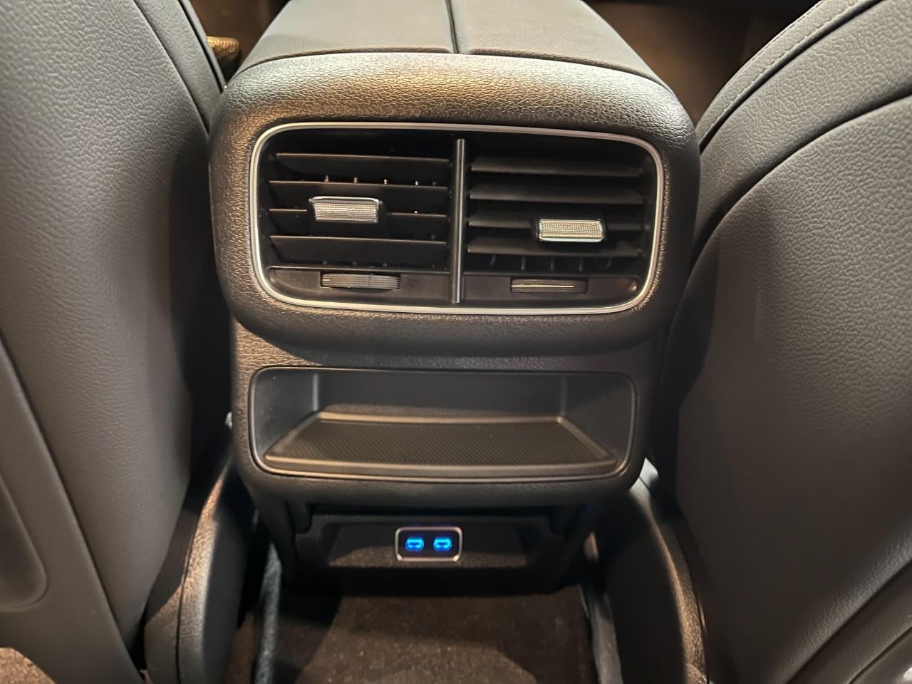 Mercedes-Benz GLE Vehicle Full-screen Gallery Image 18