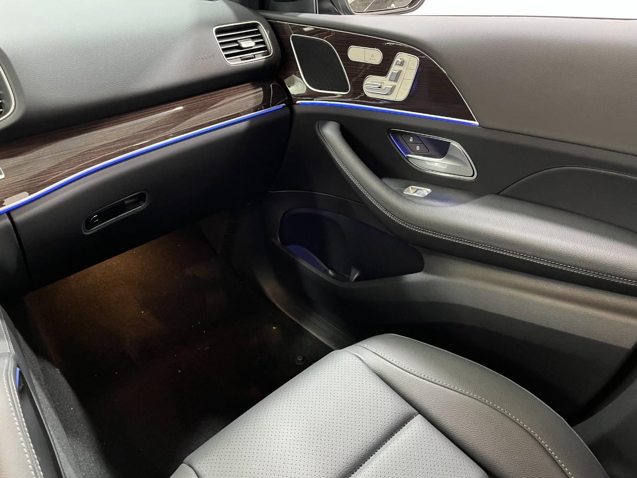 Mercedes-Benz GLE Vehicle Full-screen Gallery Image 19