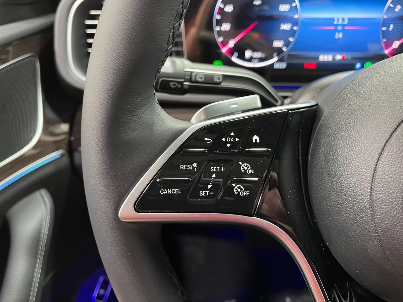 Mercedes-Benz GLE Vehicle Full-screen Gallery Image 21