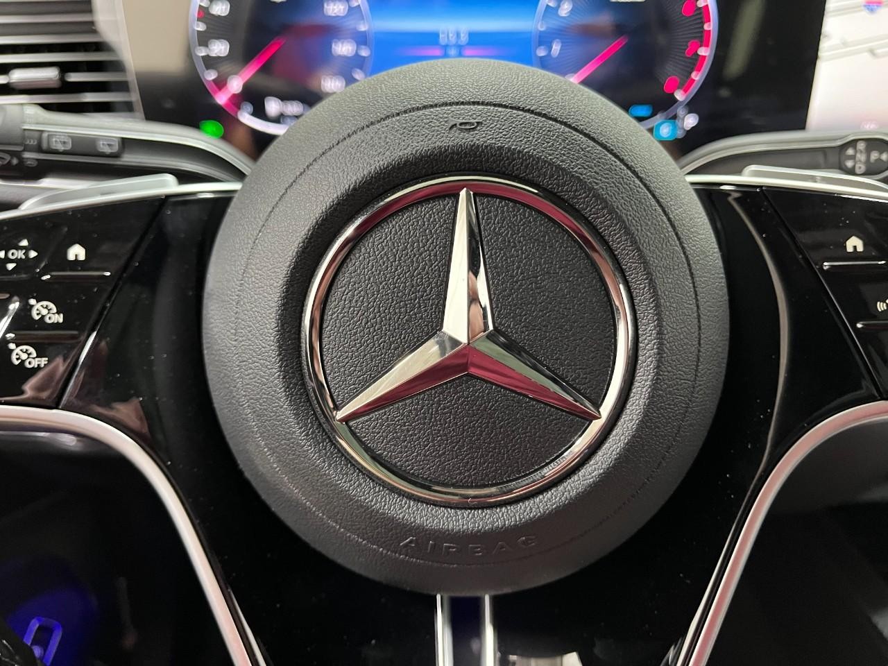 Mercedes-Benz GLE Vehicle Full-screen Gallery Image 22