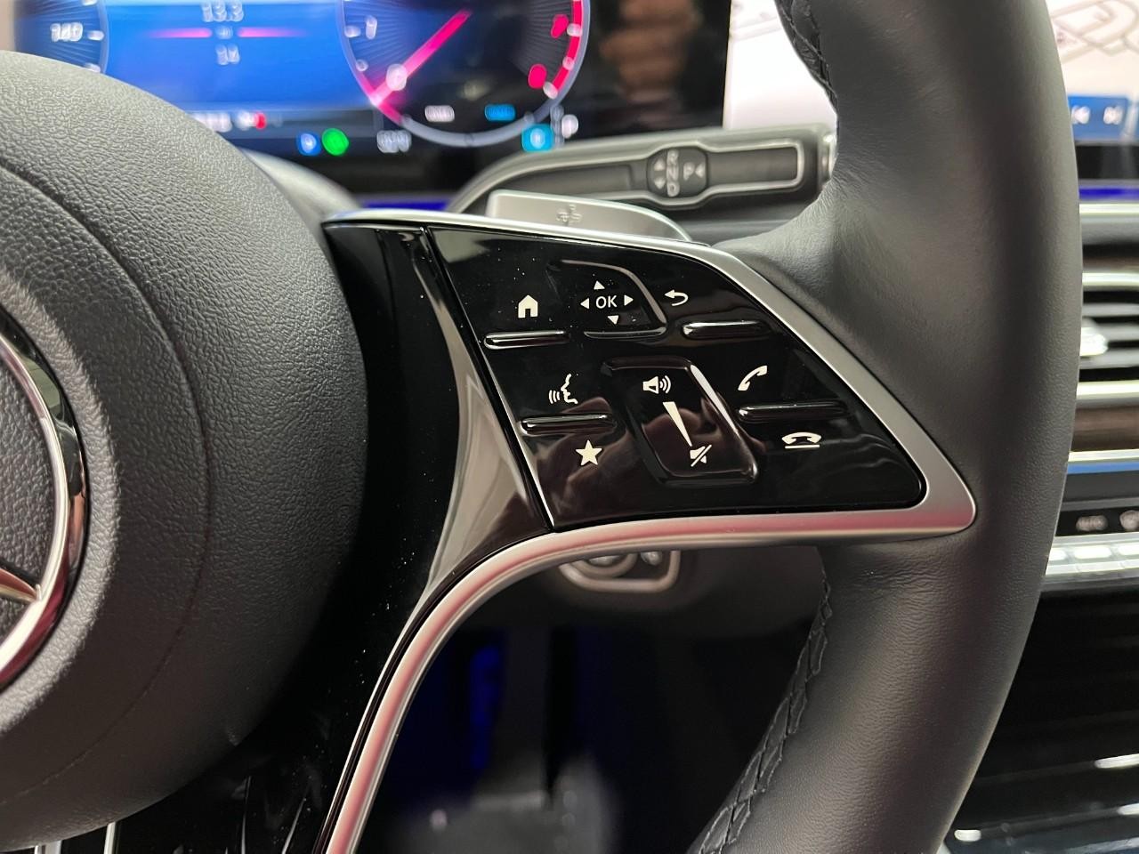 Mercedes-Benz GLE Vehicle Full-screen Gallery Image 23