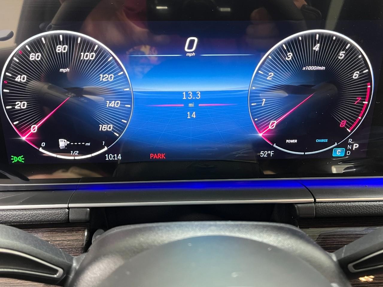 Mercedes-Benz GLE Vehicle Full-screen Gallery Image 24