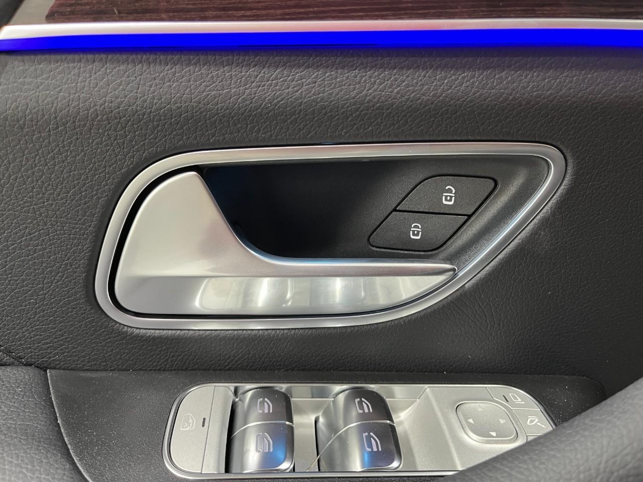 Mercedes-Benz GLE Vehicle Full-screen Gallery Image 35