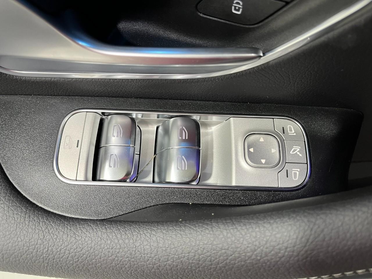 Mercedes-Benz GLE Vehicle Full-screen Gallery Image 36