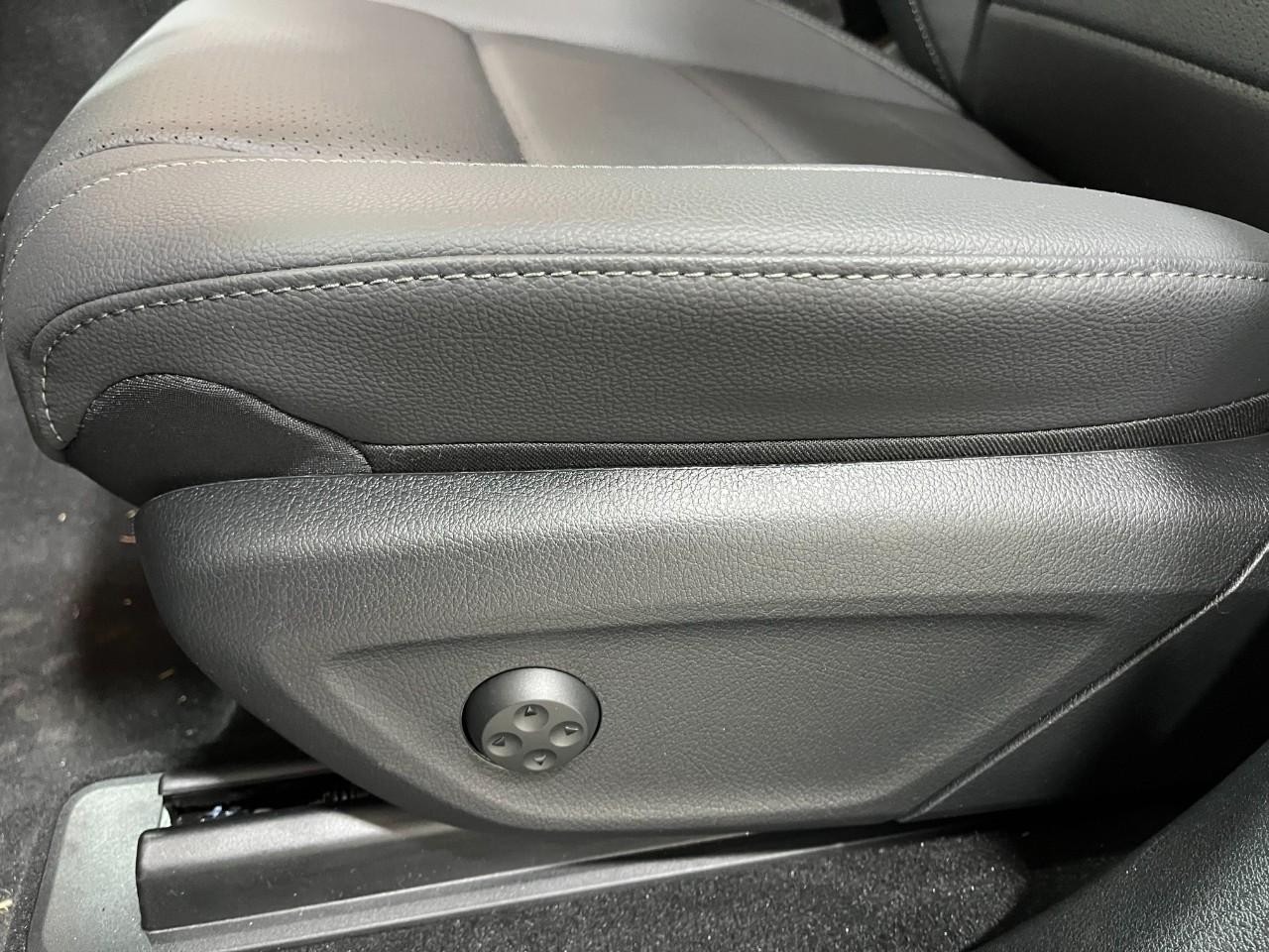 Mercedes-Benz GLE Vehicle Full-screen Gallery Image 37