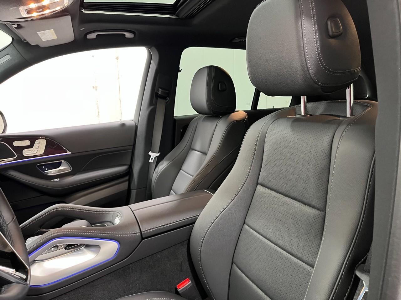 Mercedes-Benz GLE Vehicle Full-screen Gallery Image 38