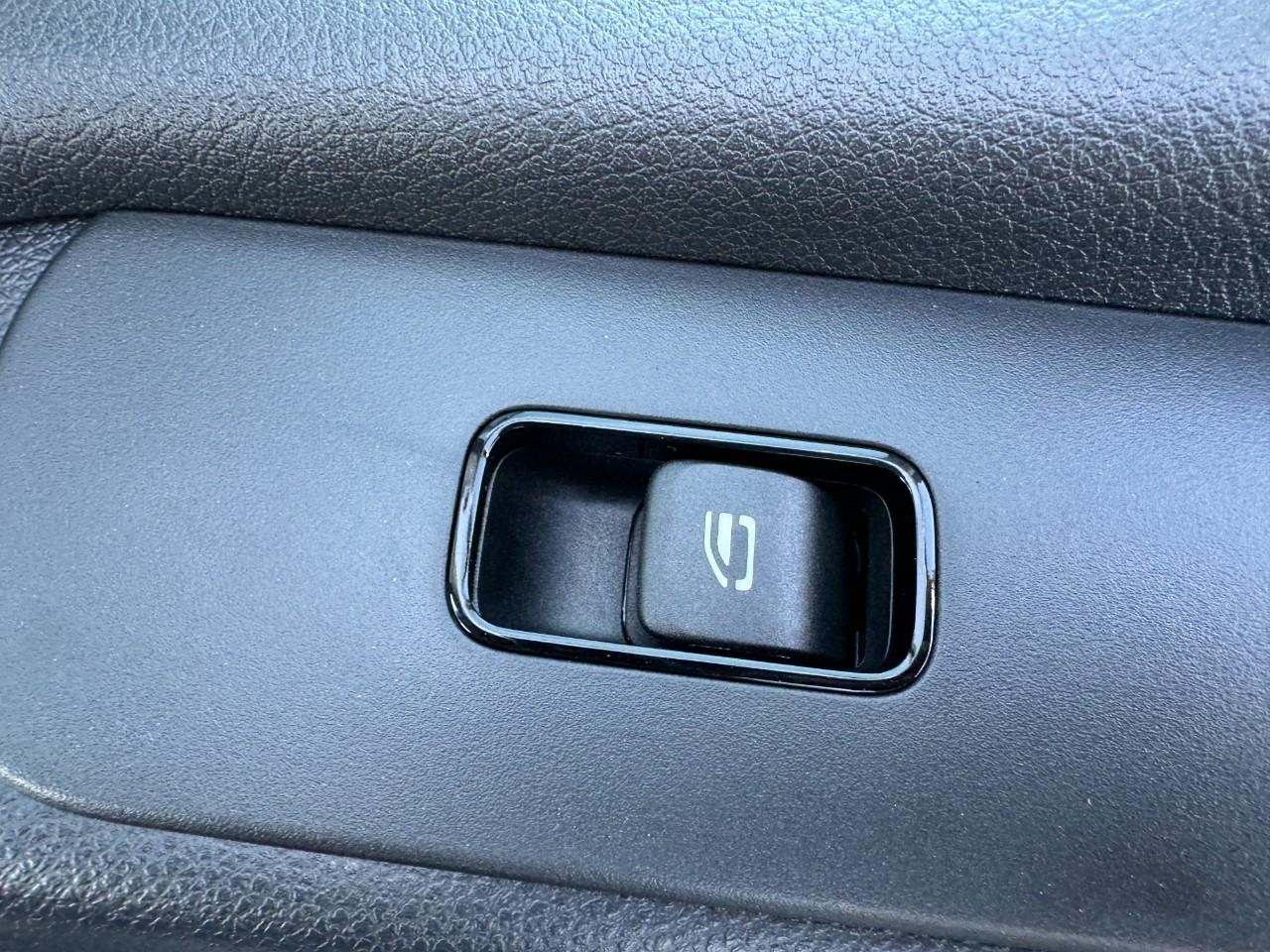 Mercedes-Benz Sprinter Cargo Van Vehicle Full-screen Gallery Image 22