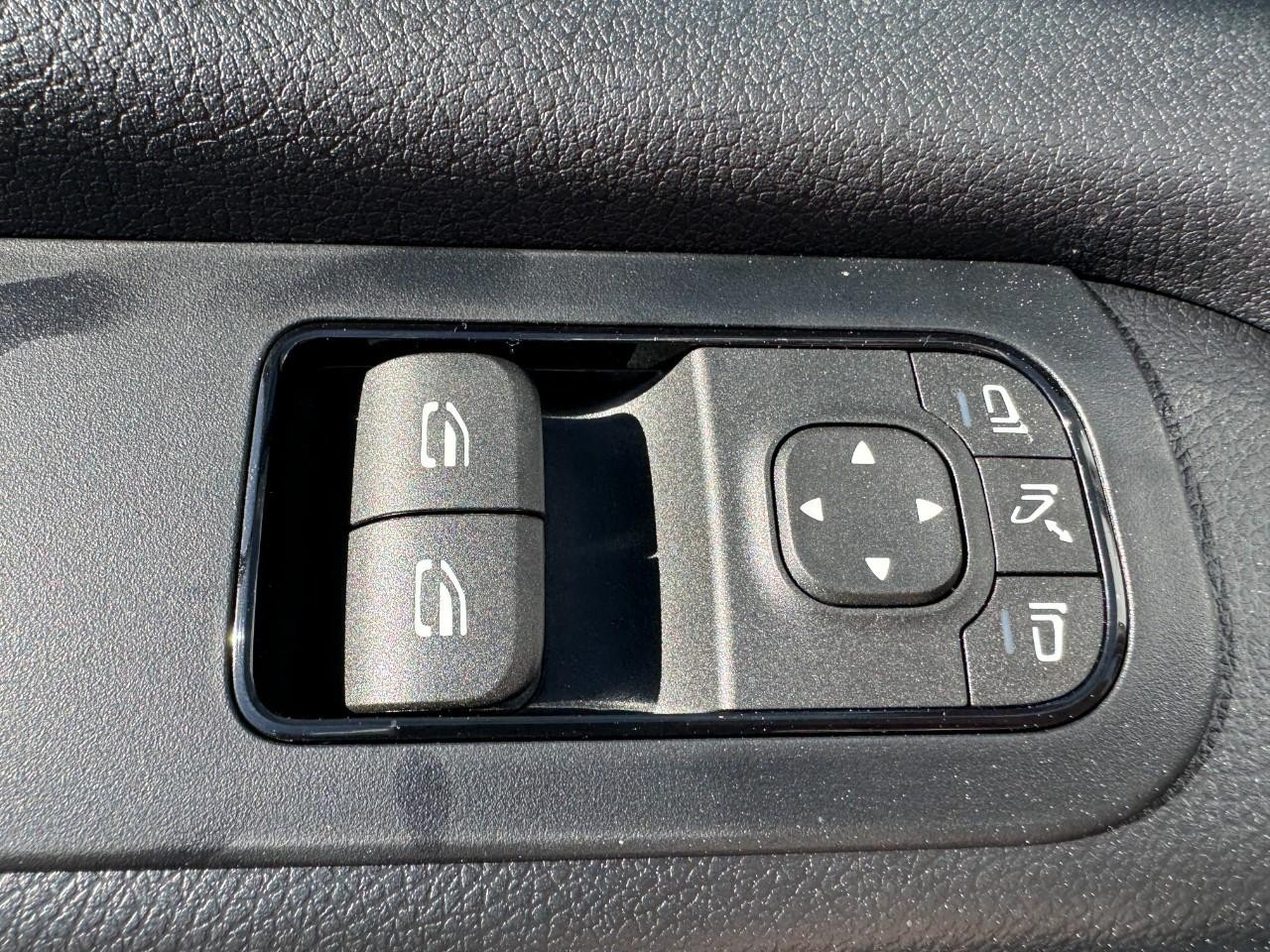 Mercedes-Benz Sprinter Cargo Van Vehicle Full-screen Gallery Image 24