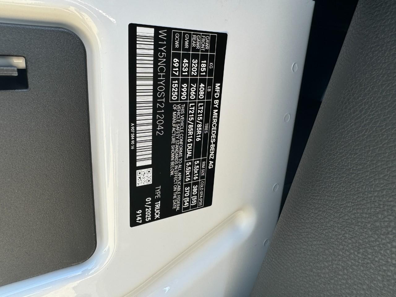 Mercedes-Benz Sprinter Cargo Van Vehicle Full-screen Gallery Image 34