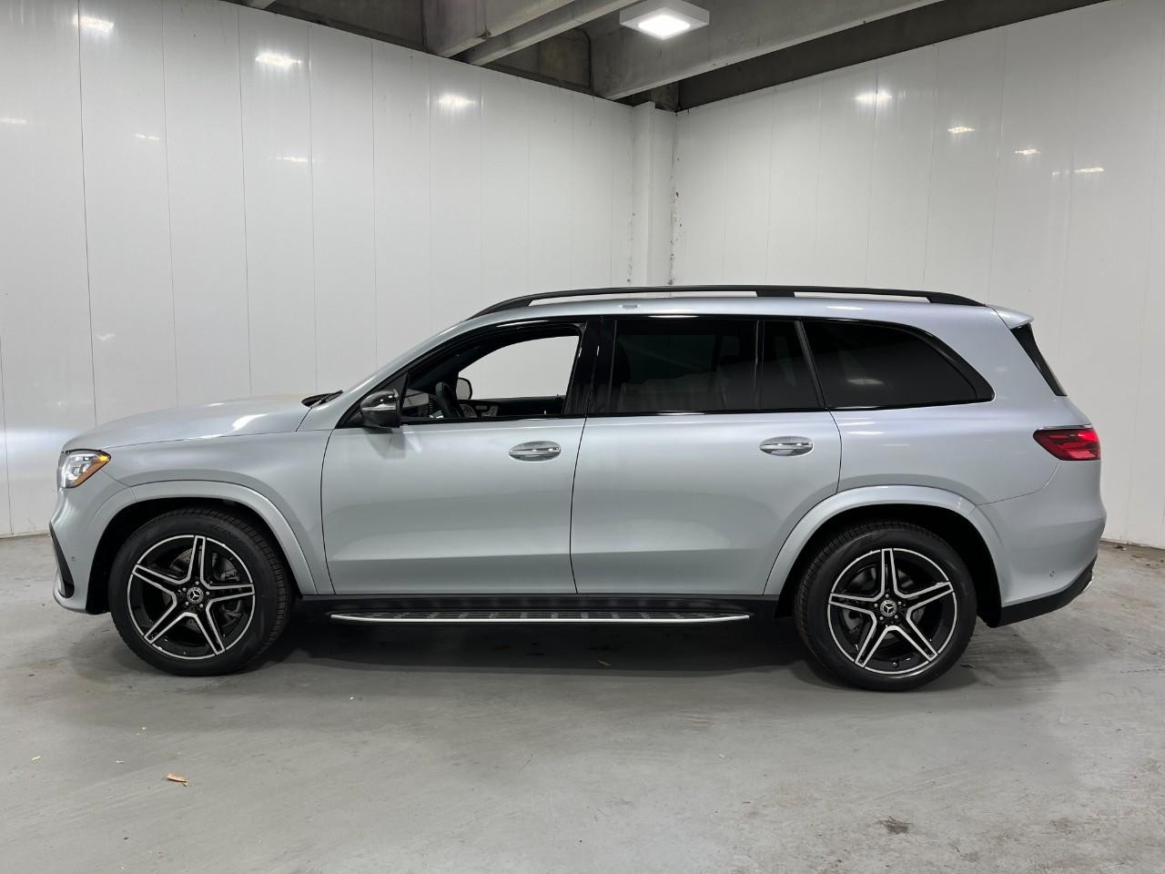 Mercedes-Benz GLS Vehicle Full-screen Gallery Image 2