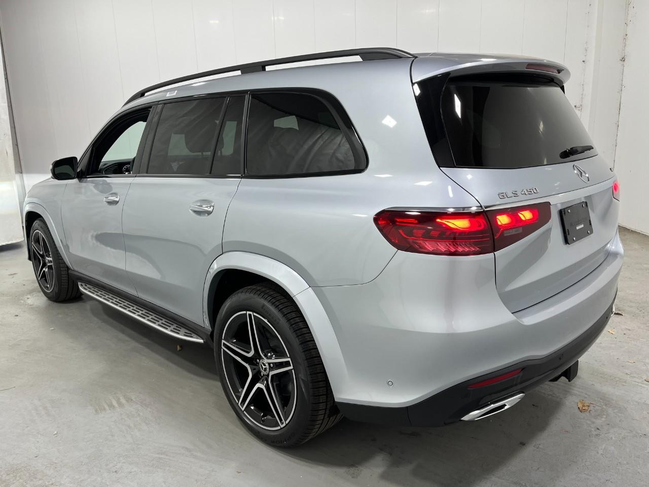 Mercedes-Benz GLS Vehicle Full-screen Gallery Image 3