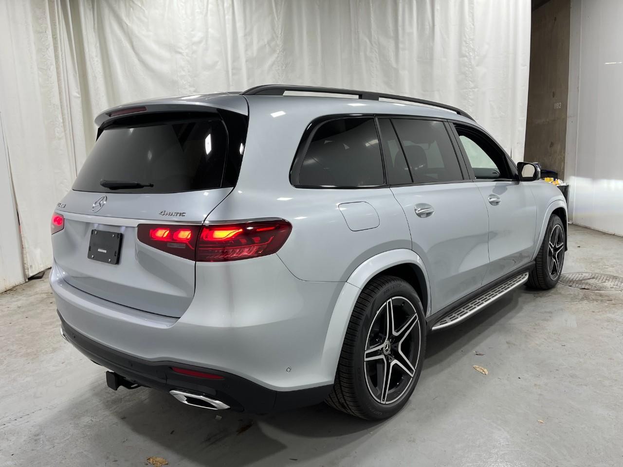 Mercedes-Benz GLS Vehicle Full-screen Gallery Image 4