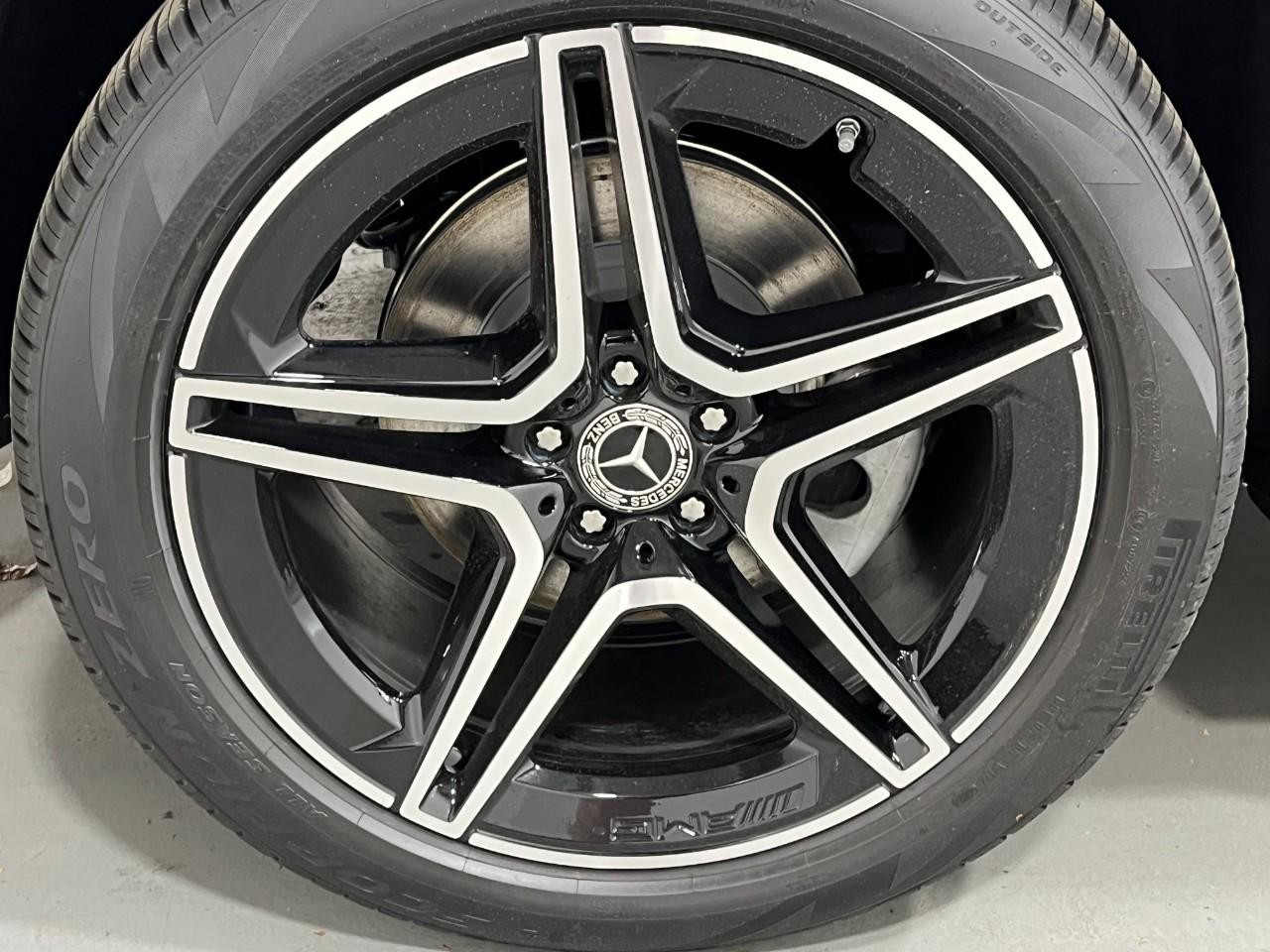 Mercedes-Benz GLS Vehicle Full-screen Gallery Image 5