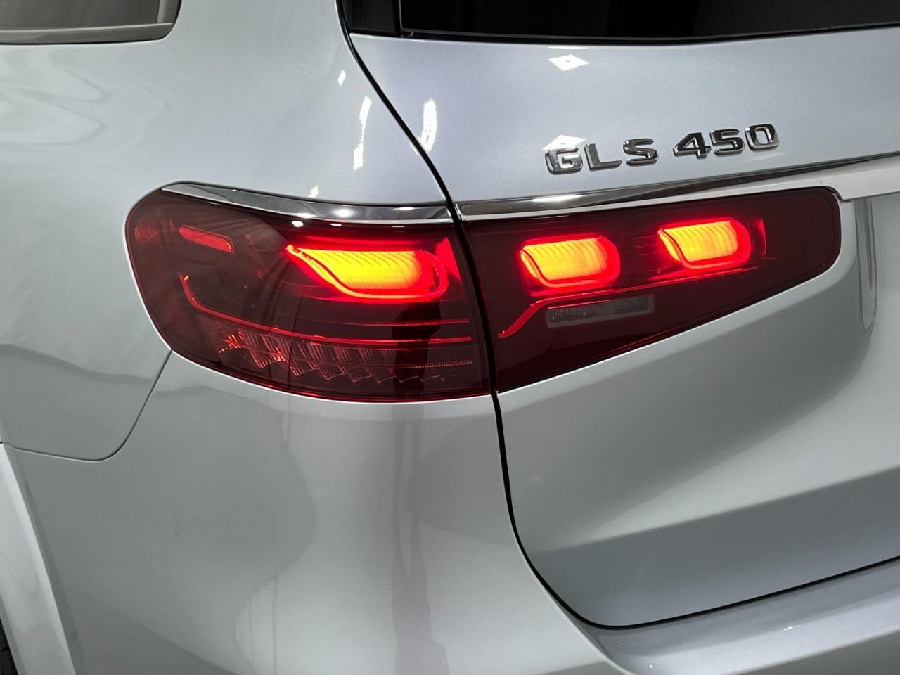 Mercedes-Benz GLS Vehicle Full-screen Gallery Image 11