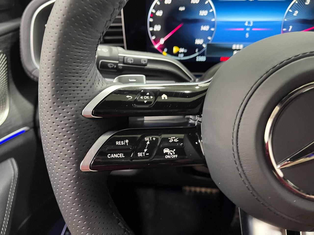 Mercedes-Benz GLS Vehicle Full-screen Gallery Image 22