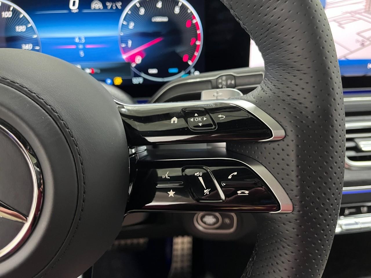 Mercedes-Benz GLS Vehicle Full-screen Gallery Image 24