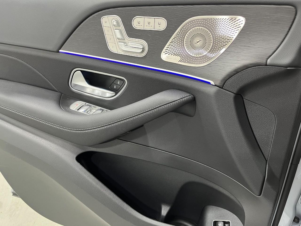 Mercedes-Benz GLS Vehicle Full-screen Gallery Image 31