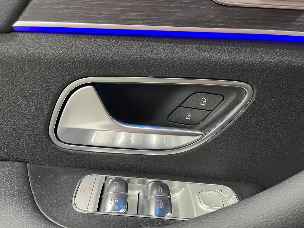 Mercedes-Benz GLS Vehicle Full-screen Gallery Image 34