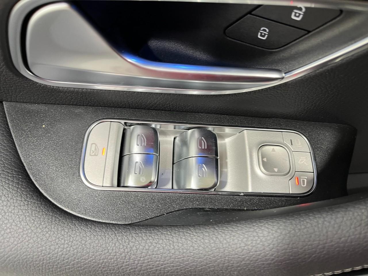 Mercedes-Benz GLS Vehicle Full-screen Gallery Image 35