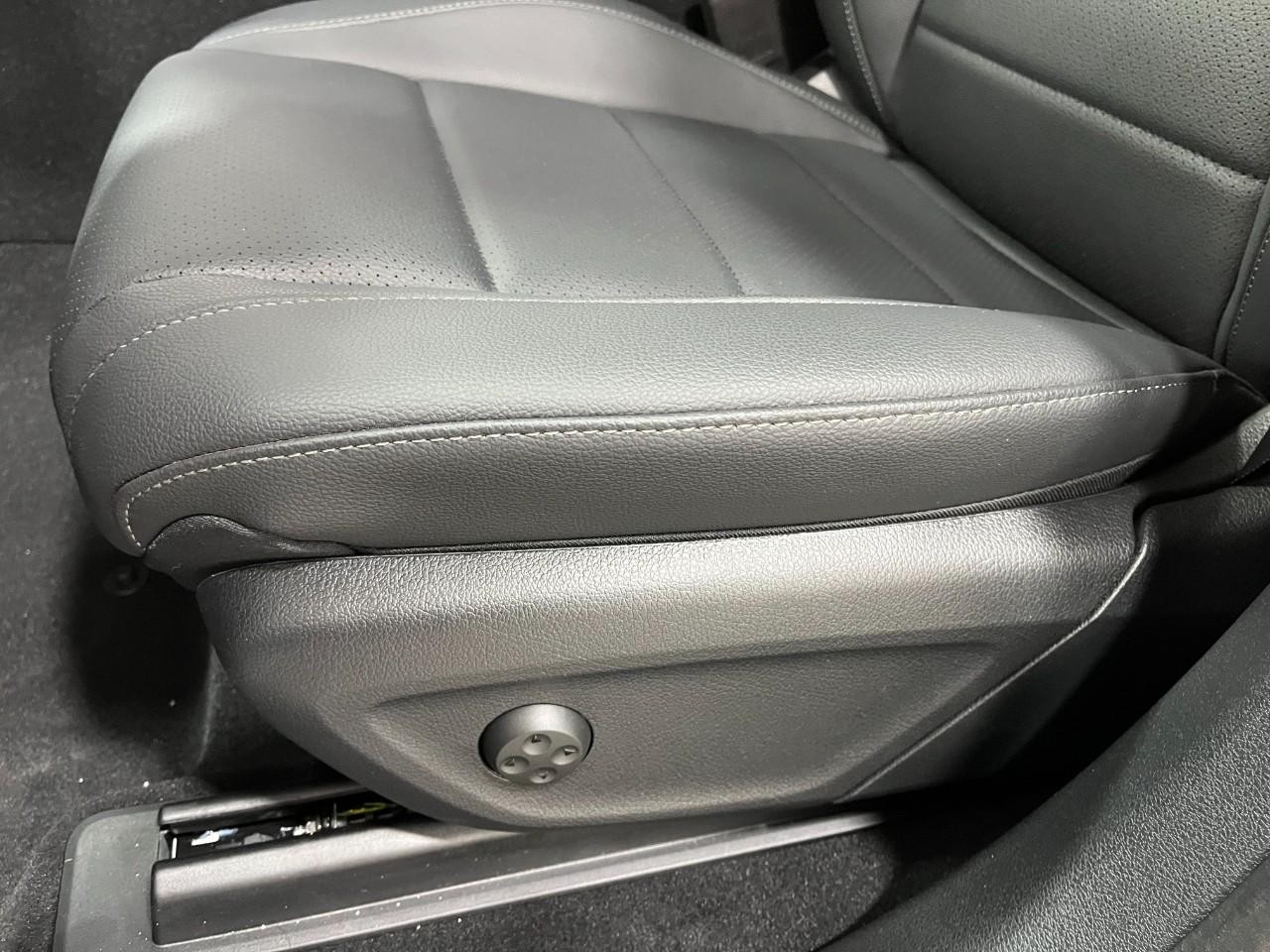 Mercedes-Benz GLS Vehicle Full-screen Gallery Image 36