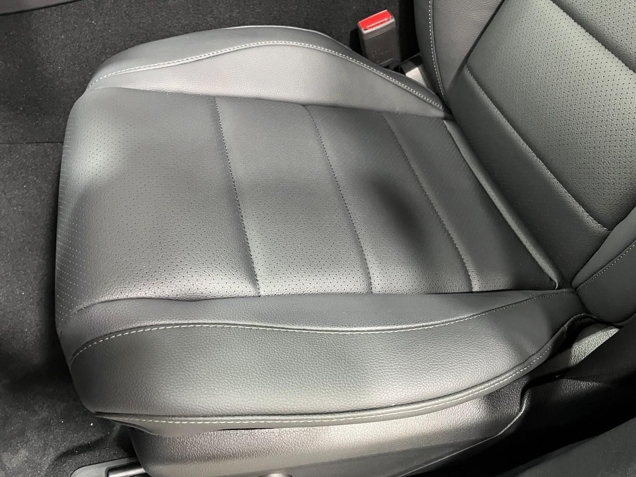 Mercedes-Benz GLS Vehicle Full-screen Gallery Image 38