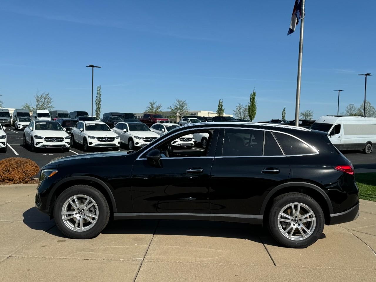 Mercedes-Benz GLC Vehicle Full-screen Gallery Image 2