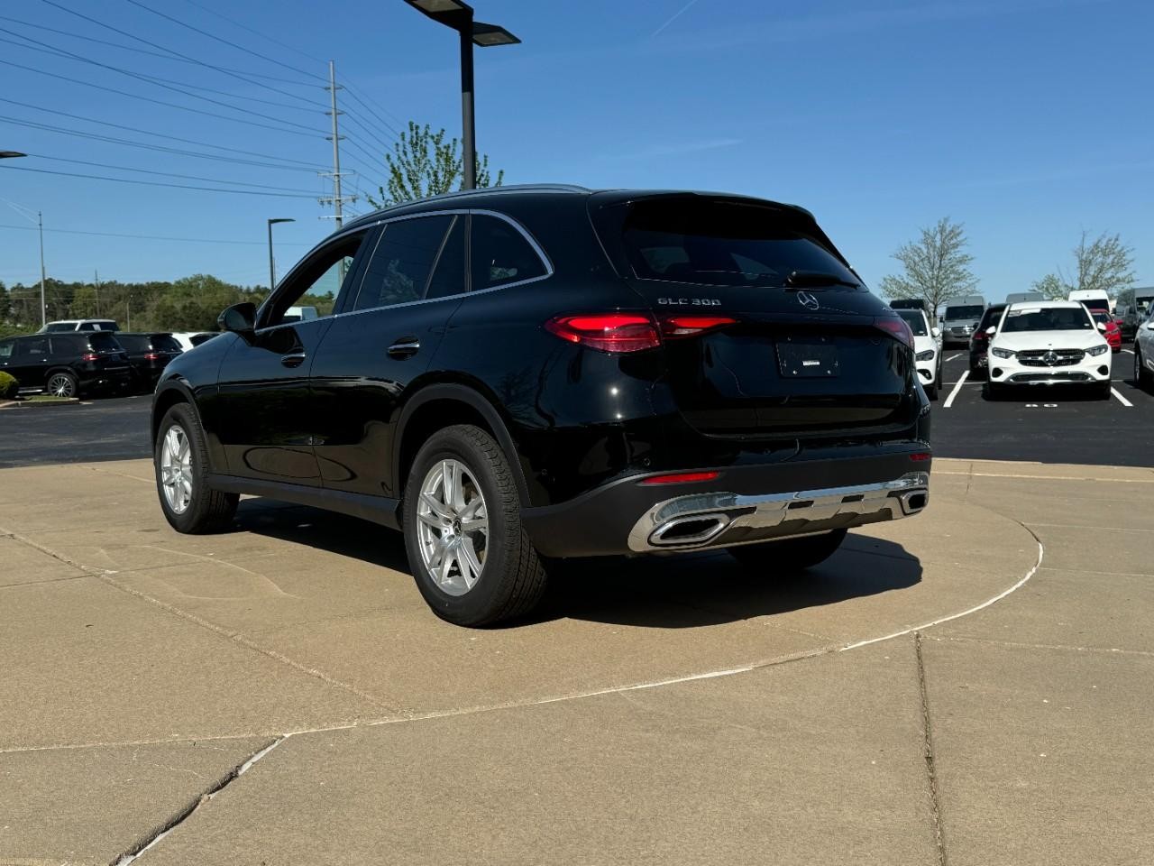 Mercedes-Benz GLC Vehicle Full-screen Gallery Image 3