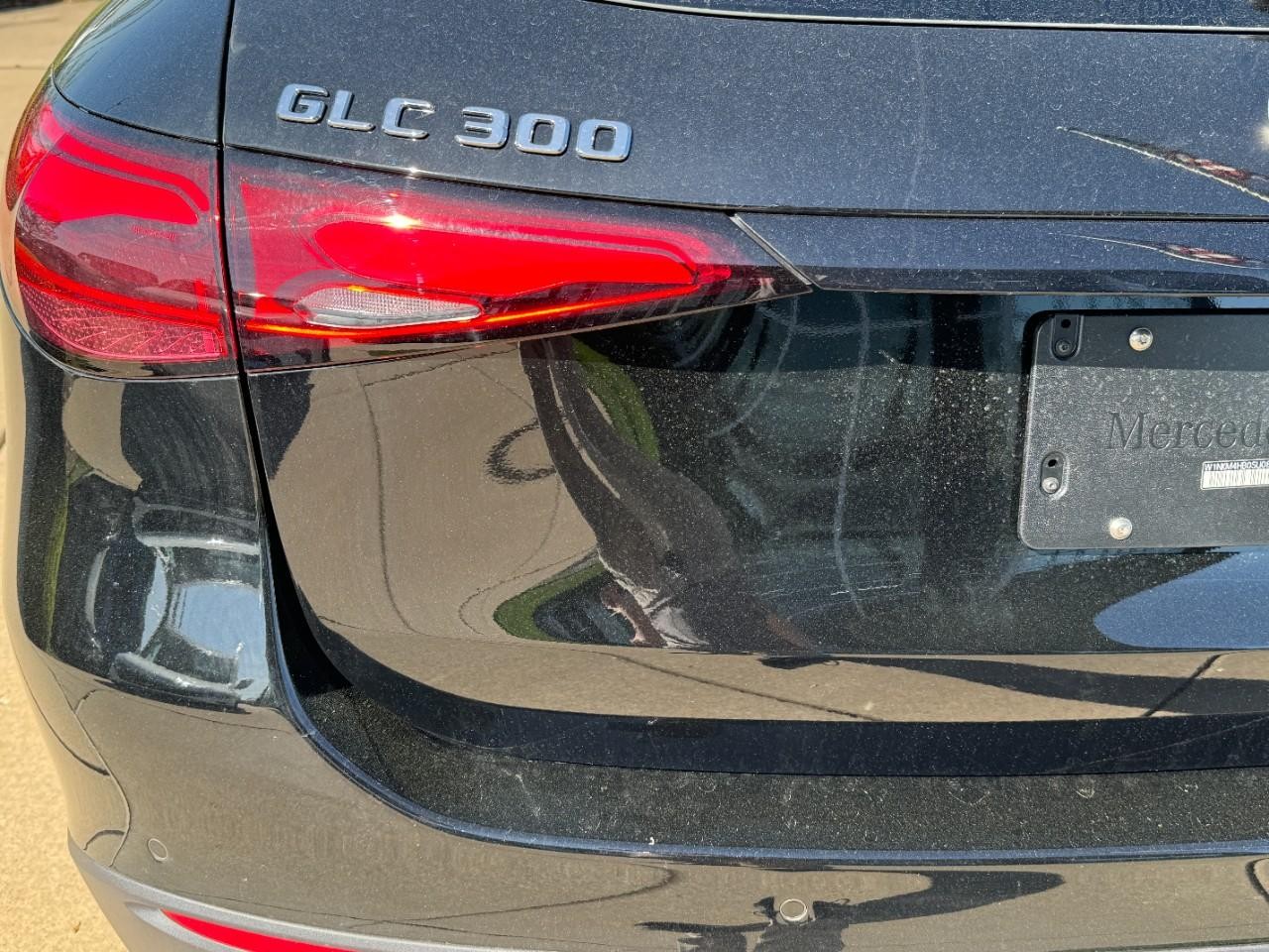 Mercedes-Benz GLC Vehicle Full-screen Gallery Image 10