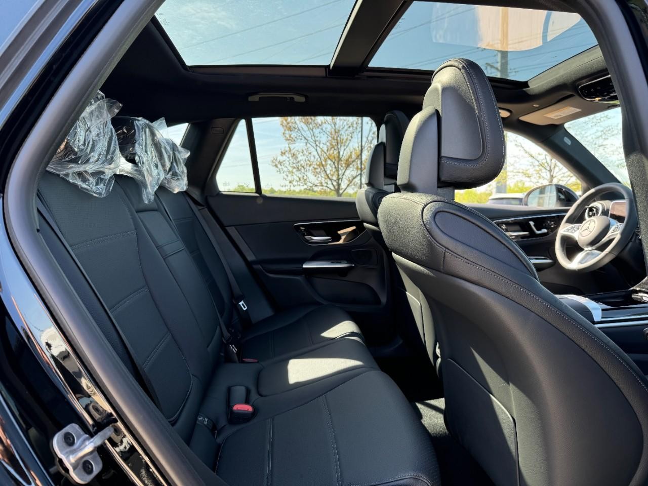 Mercedes-Benz GLC Vehicle Full-screen Gallery Image 13