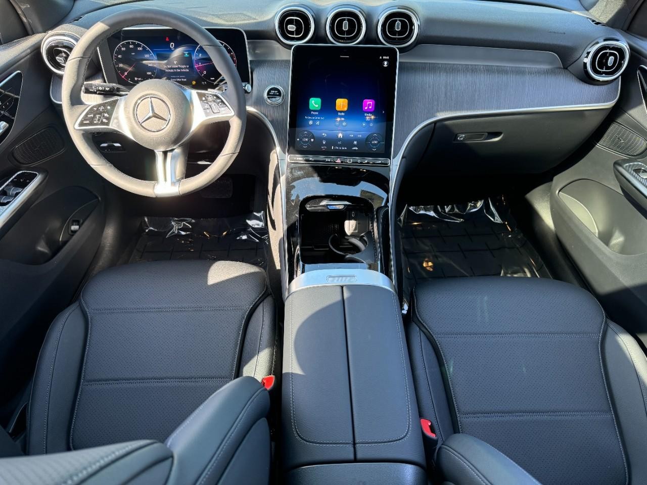 Mercedes-Benz GLC Vehicle Full-screen Gallery Image 15