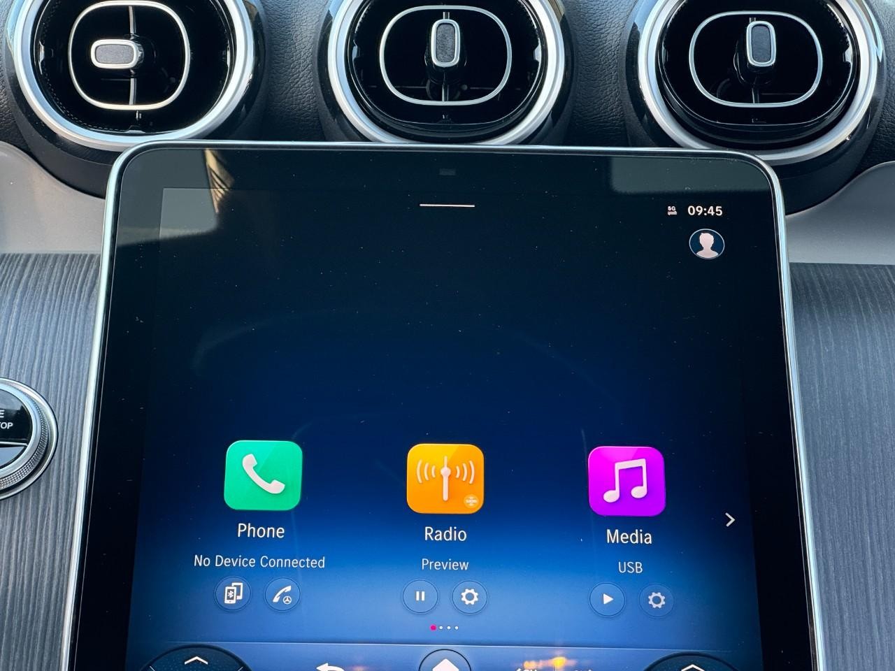 Mercedes-Benz GLC Vehicle Full-screen Gallery Image 17