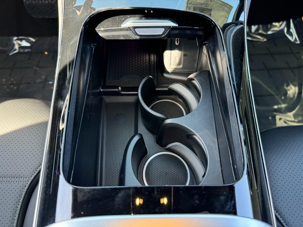 Mercedes-Benz GLC Vehicle Full-screen Gallery Image 19