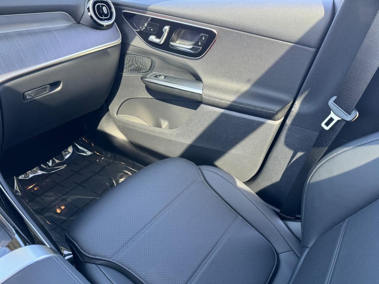 Mercedes-Benz GLC Vehicle Full-screen Gallery Image 20