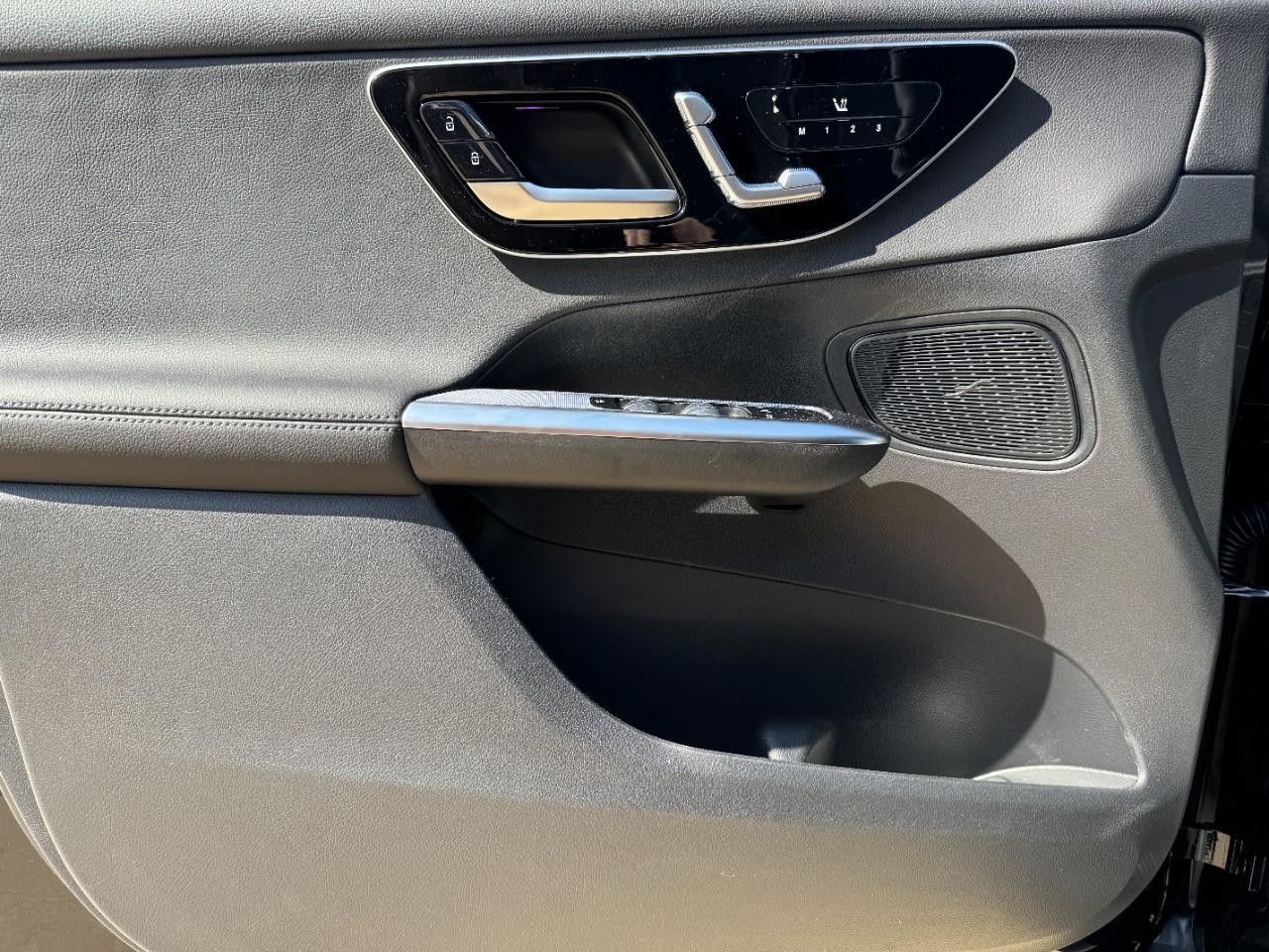 Mercedes-Benz GLC Vehicle Full-screen Gallery Image 21